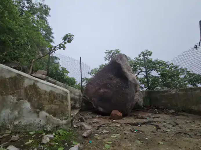 डोंगरगढ़ मां बमलेश्वरी पहाड़ी से गिरी चट्टान