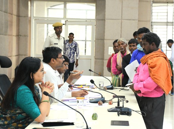 कलेक्टर ने सुनी आमजनों की समस्याएं