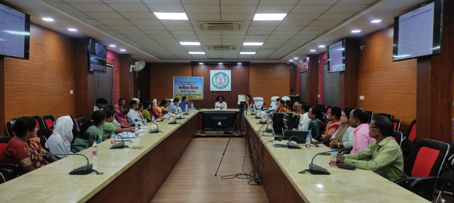 कलेक्टर ने कस्तूरबा गांधी आवासीय विद्यालय,100 सीटर छात्रावास के पालक व अधीक्षिकाओं की ली समीक्षा बैठक  -विद्यार्थियों के सर्वांगीण विकास की दिशा में करें कार्य