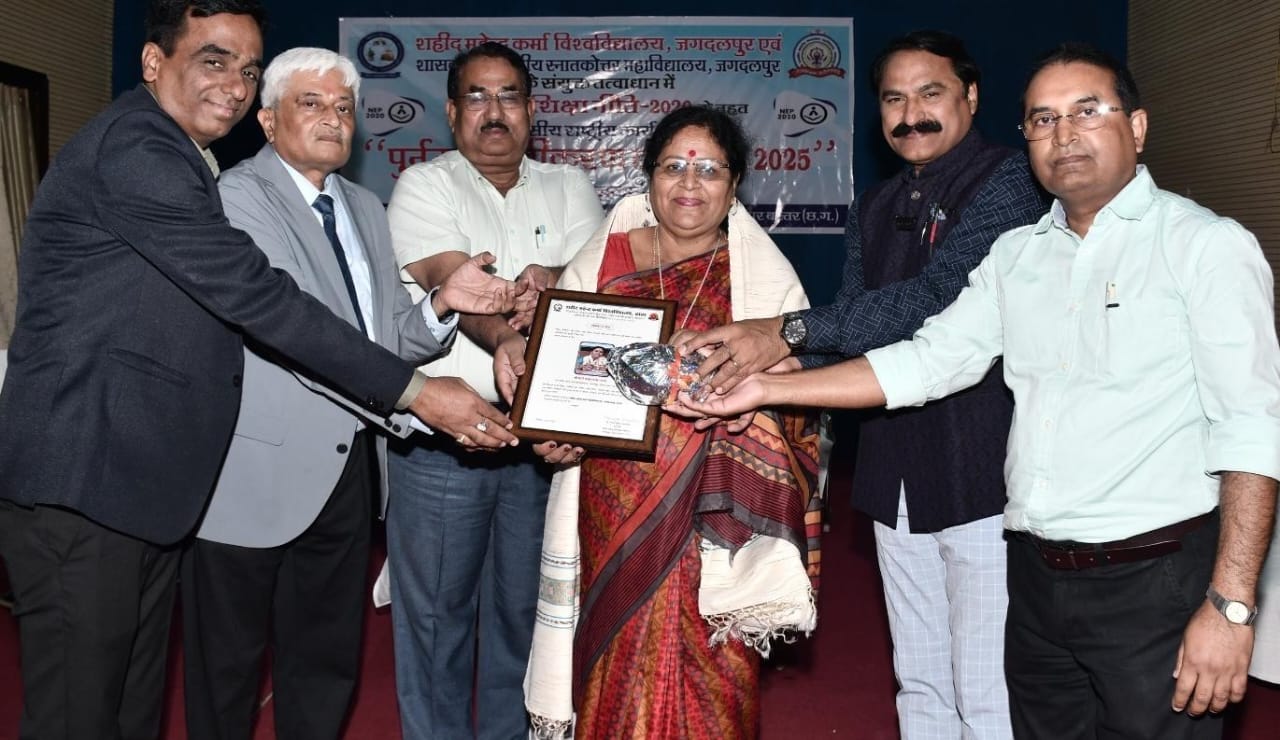 हल्बी भाषा के लेखन , संरक्षण और उन्नयन में योगदान हेतु श्रीमती शकुंतला हुई सम्मानित