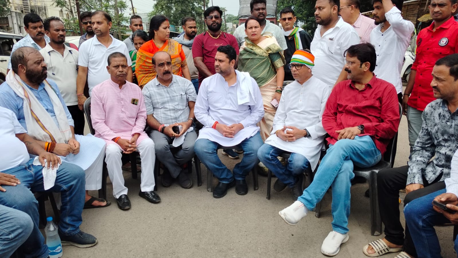 रायगढ़ में 2 घंटे रहा चक्का जाम, बड़ी संख्या में जुटे कांग्रेसी                 ------------------------- पूर्व मंत्री उमेश पटेल ने लगाया सरकार पर गंभीर आरोप