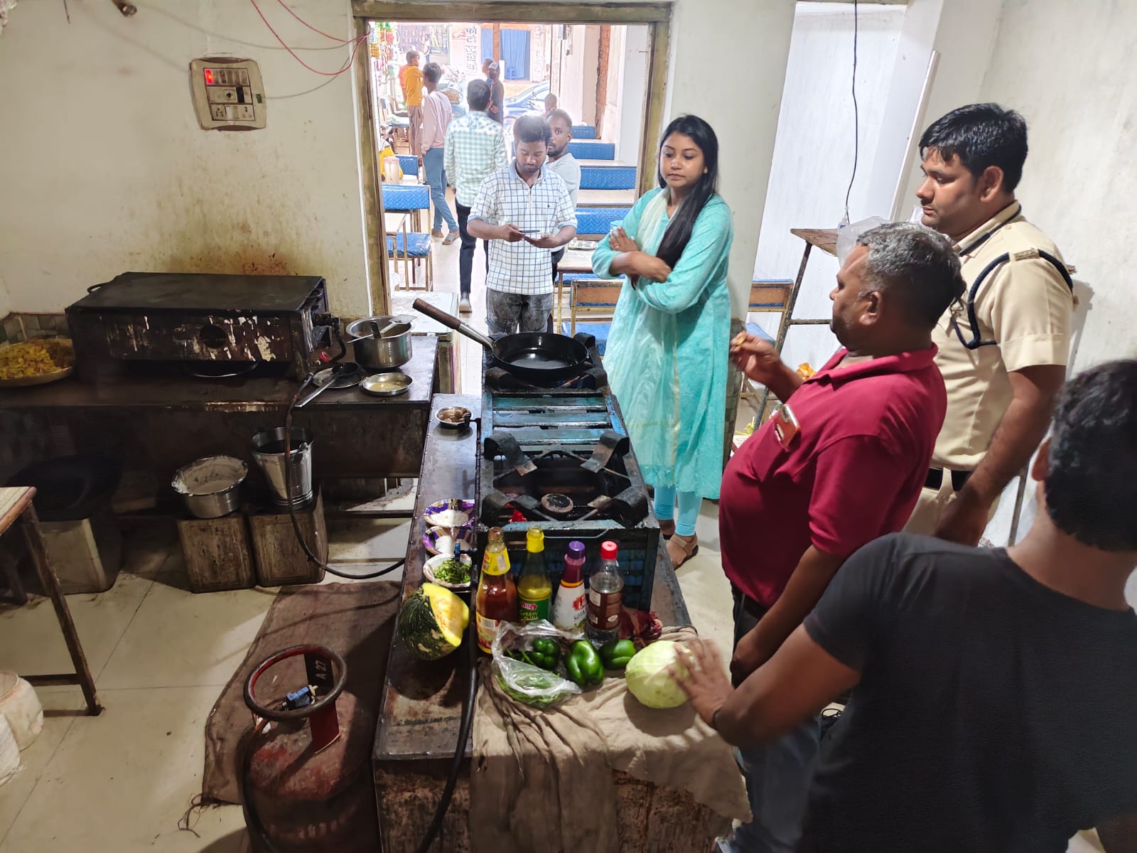 घरेलू गैस के व्यवसायिक उपयोग पर कार्रवाई, 4 सिलेंडर जब्त