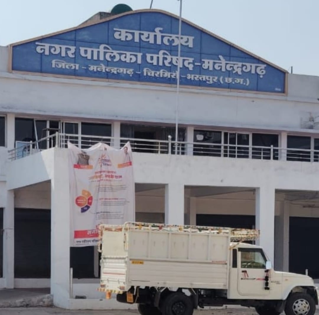 झिरिया मोहल्ला में जलभराव से जनजीवन अस्त-व्यस्त, रेलवे व नगरपालिका की लापरवाही उजागर*