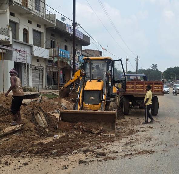 यातायात व्यवस्था को दुरूस्त करने की गई कार्यवाही  सार्वजनिक नाली से हटाया गया अतिक्रमण