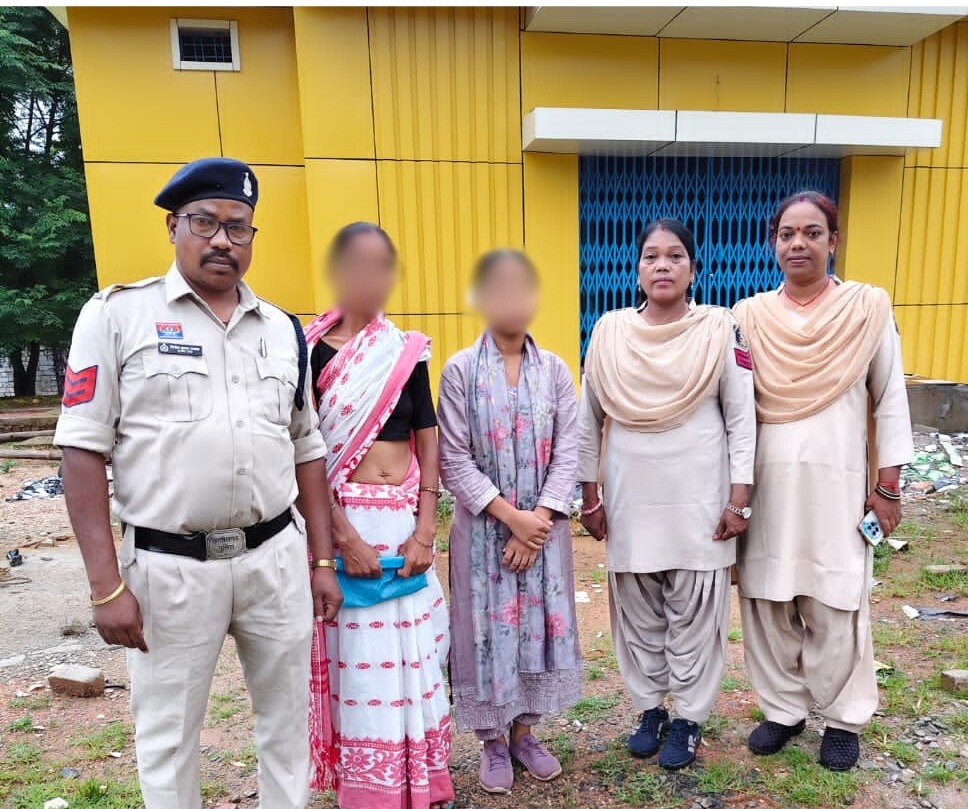 ऑपरेशन मुस्कान से जुड़े फिर अधूरे रिश्ते  रक्षाबंधन पर लौटी मुस्कान, खोए हुए बच्चों की हुई घर वापसी  भाई बन पुलिस ने निभाया फर्ज, लौटाया 19 बच्चों का बचपन  रक्षाबंधन पर सुनी कलाइयों पर बंधेंगे रक्षा के धागे