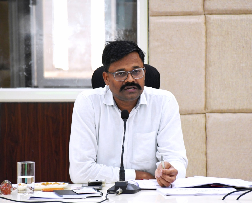 कलेक्टर की अध्यक्षता में राजस्व अधिकारियों की समीक्षा बैठक संपन्न  लंबित प्रकरणों को समय-सीमा में निराकरण करने के दिये निर्देश