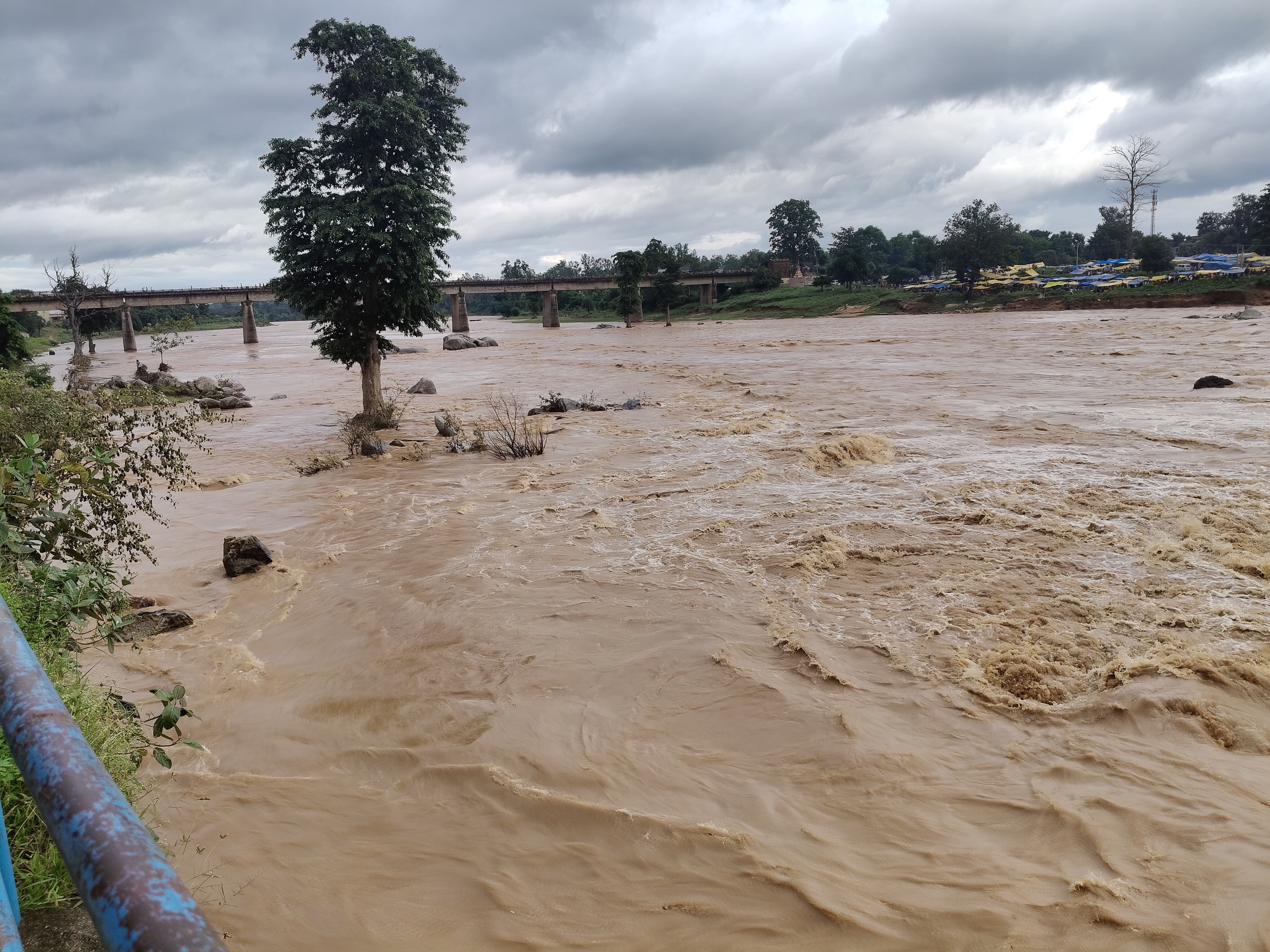 बारिश से नदी नाले उफान पर, कन्हर नदी एनीकट के उपर से बह रहा पानी