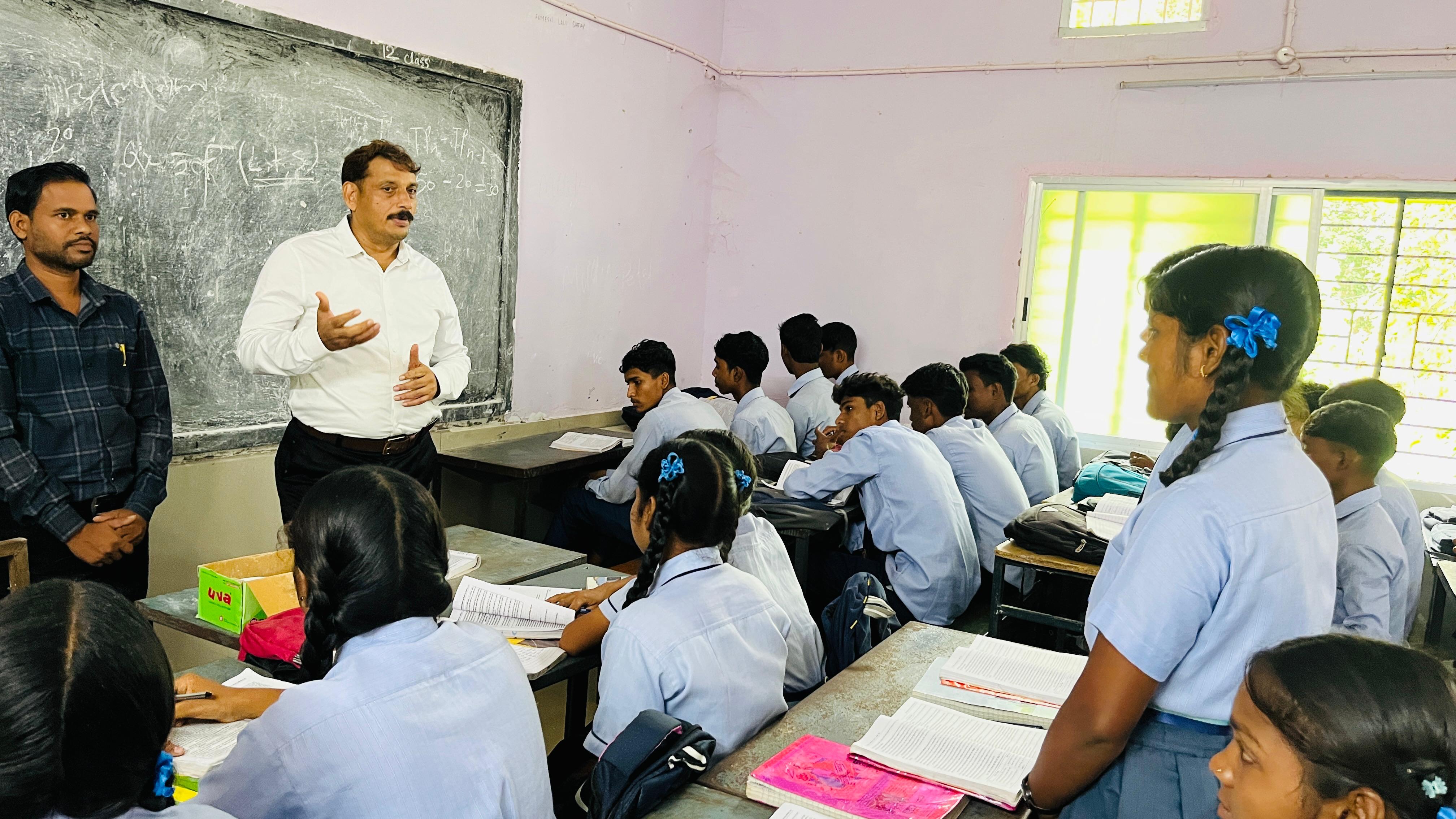 कलेक्टर  गोपाल वर्मा ने रेंगाखार हायर सेकेंडरी स्कूल का किया निरीक्षण