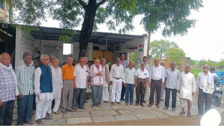 80 वर्ष से अधिक उम्र के पेंशनर का हुआ सम्मान  धारा 49 अनुसूची को विलोपित करने पोस्ट कार्ड अभियान जारी रखने का लिया निर्णय