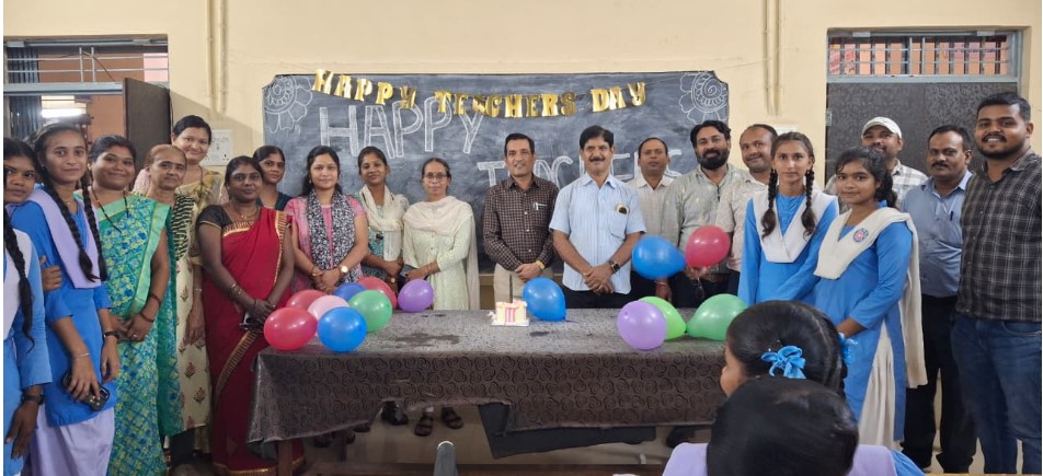 स्वामी आत्मानंद स्कूल हथबंद में मनाया गया शिक्षक दिवस