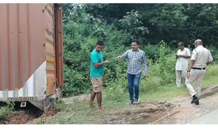 कवर्धा : दुर्घटनाग्रस्त कंटेनर ट्रक से करोड़ों का इलेक्ट्रॉनिक समान लूट..आस पास के ग्रामीण शक के दायरे मे....