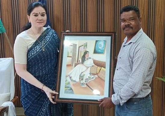 आर्टिस्ट राजकुमार यादव ने एसपी सुश्री अंकिता शर्मा को सौंपा उनका हूबहू पेंटिंग