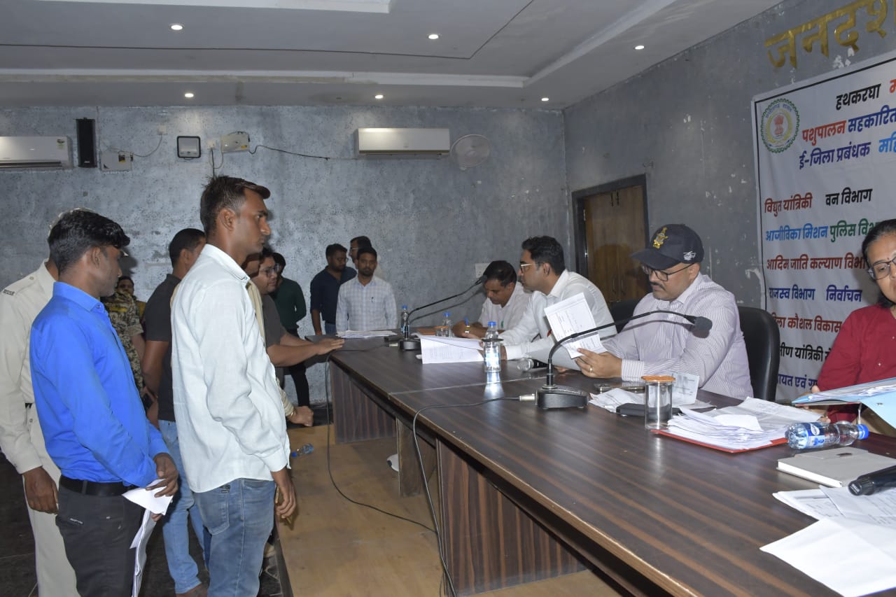 कोदवा बानी से मुढ़िया मार्ग की जर्जर हालत को लेकर सरपंच प्रतिनिधि ने जनदर्शन में कलेक्टर को सौंपा शिकायत पत्र