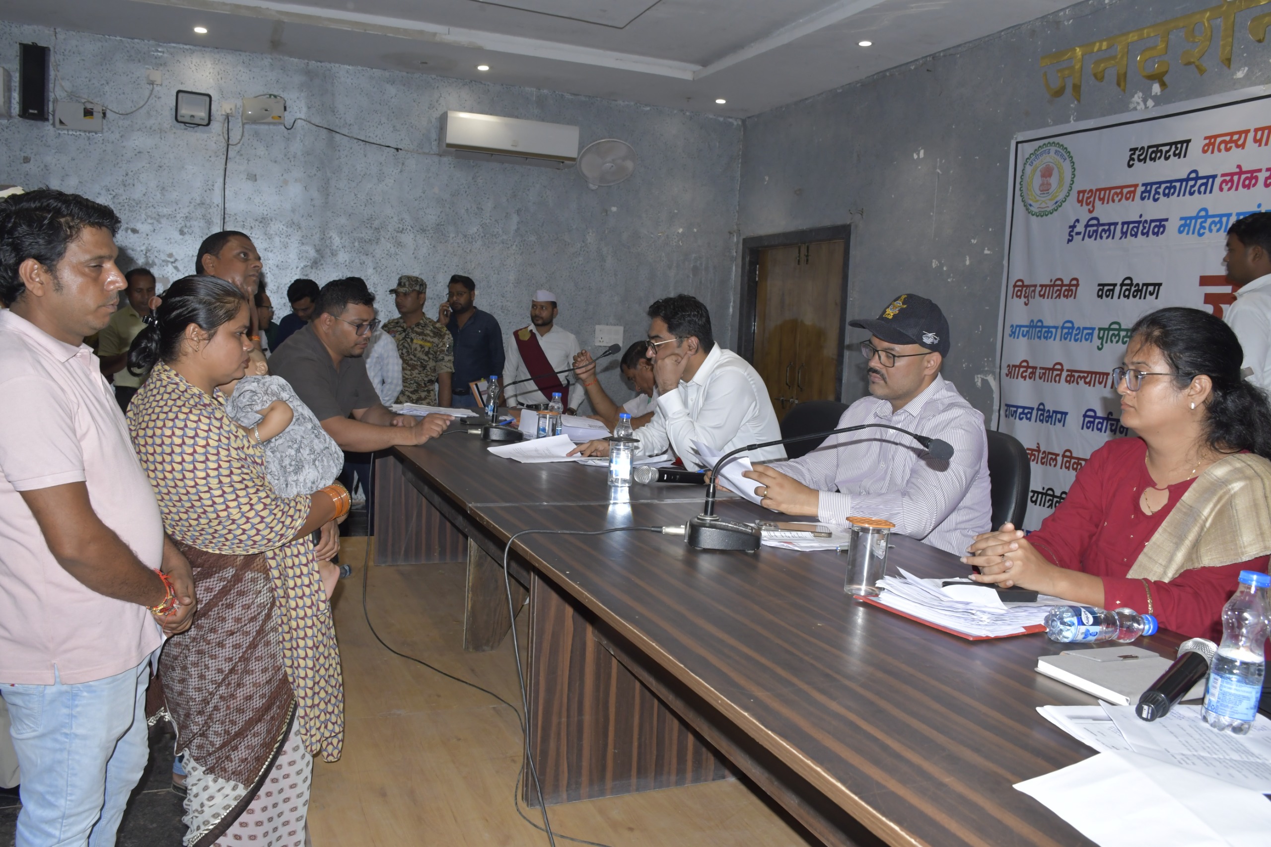 जनदर्शन: ग्रामीणों ने पेयजल, शौचालय, विद्युत व्यवस्था दुरूस्त कराने की मांग