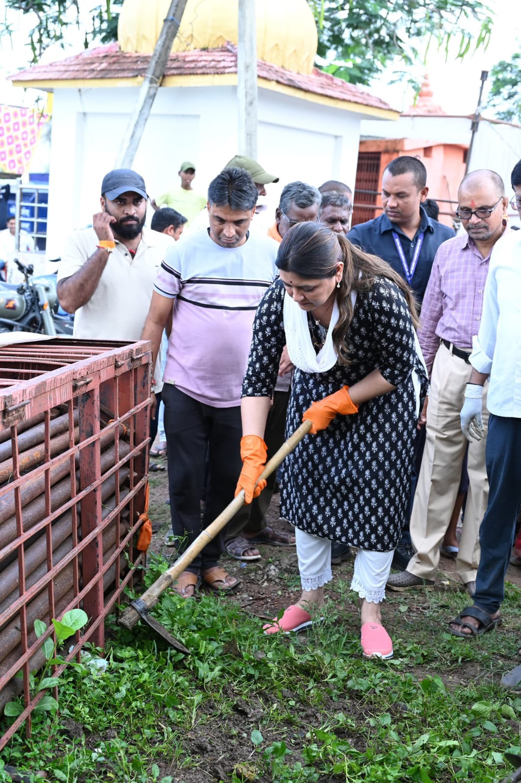 पंडरिया विधायक भावना बोहरा ने प्रधानमंत्री नरेन्द्र मोदी के जन्म दिवस के अवसर पर सेवा पखवाड़ा के तहत  गोपीबंद तलब शिव मंदिर शनि मंदिर का किया गया सफाई