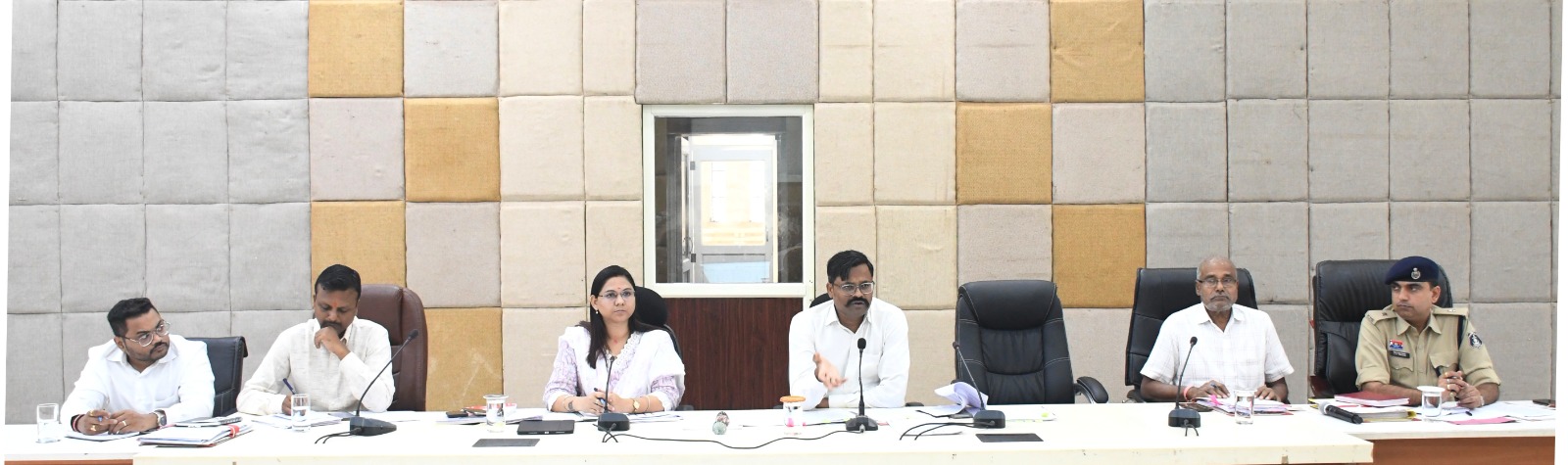 समय-सीमा के भीतर राजस्व प्रकरणों का निराकरण करने दिए निर्देश  पीएम जनमन एवं आवास योजना के निर्धारित लक्ष्य को समय-सीमा में करें पूर्ण:- कलेक्टर