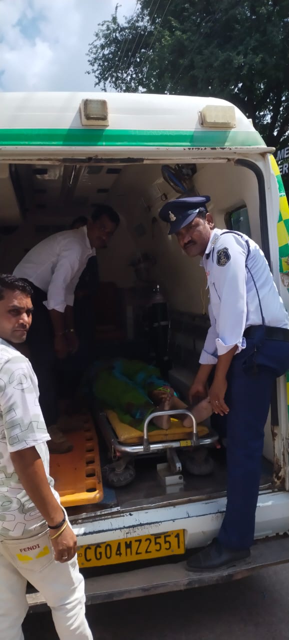 मानवता की मिसाल : मुंगेली में आरक्षक ने दिखाई संवेदनशीलता, बेहोश महिला की बचाई जान