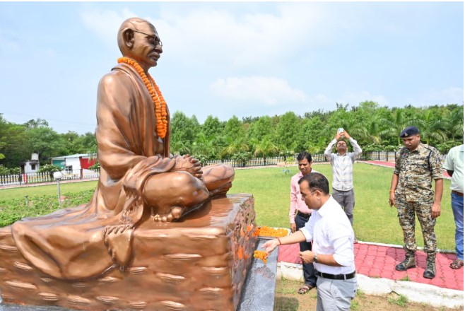 कलेक्टर श्री जन्मेजय महोबे ने राष्ट्रपिता महात्मा गांधी जयंती के अवसर पर महात्मा गांधी जी की प्रतिमा पर श्रद्धा सुमन अर्पित कर किया नमन