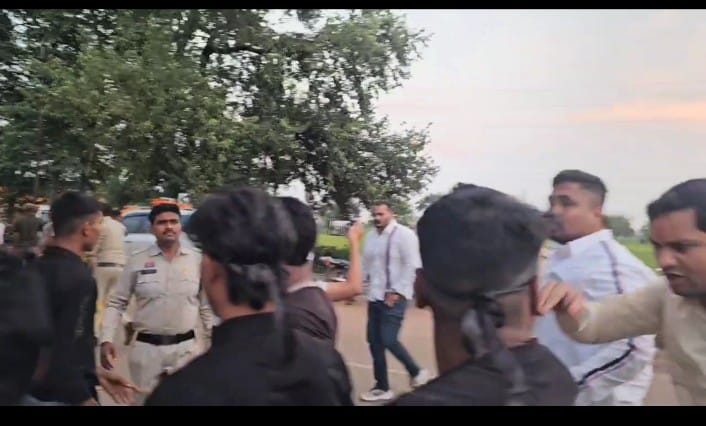 *भाजपा युवा मोर्चा के नेताओं द्वारा आज कवर्धा जिले के माताओं एवं बहनों को माँ बहन की गालियां दे करके जिले को किया गया शर्मसार। 