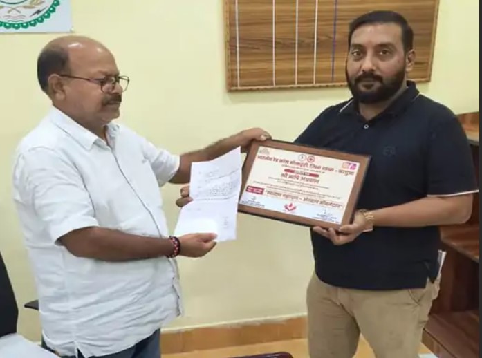 मंत्री नेताम ने कहा कि, अभी भी तुम्हारा खून बहुत फड़फड़ा रहा है।  ऋषि अग्रवाल ने मंत्री की टिप्पणी से व्यथित होकर अपना प्रशस्ति पत्र लौटाया