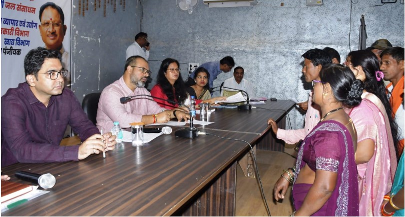 जनदर्शन: कलेक्टर ने शिवनंदन और छोटेलाल को प्रदान किया ट्रायसायकल