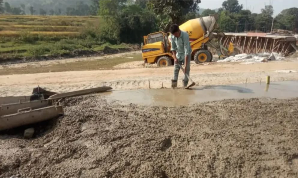 61 लाख की सड़क में गड़बड़ी! घटिया सामग्री से बना रहे सड़क, ग्रामीण बोले - &ldquo;भ्रष्टाचार की खुली मिसाल&rdquo;...