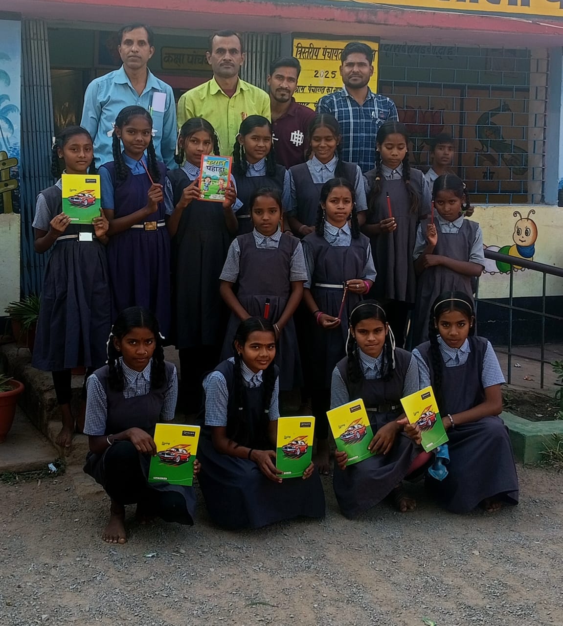 शासकीय पूर्व माध्यमिक शाला बेलखुरी में बाल दिवस पर हुई रंगोली प्रतियोगिता,विजेता हुए सम्मानित ।