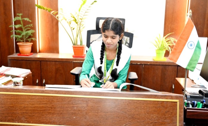 विश्व बाल दिवस पर कक्षा 11वीं की कु. दीक्षा सारथी बनीं प्रतीकात्मक कलेक्टर