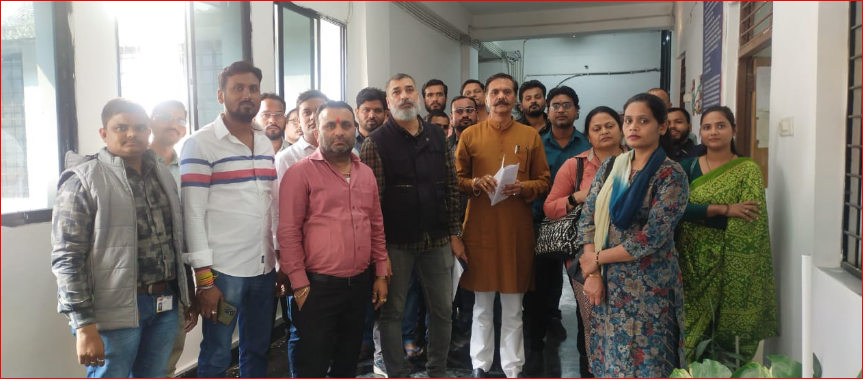 बिलासपुर प्रेस क्लब के 130 नये सदस्यों ने सहायक पंजीयक को दस्तावेज के साथ पत्र सौपा।