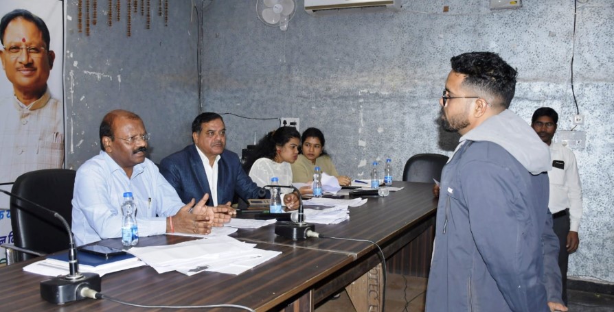 जनदर्शन में अपर कलेक्टर ने सुनी आमजनों की मांगे एवं समस्याएं  आमजनों ने की आवास, शौचालय उज्जवला योजना का लाभ दिलाने की मांग