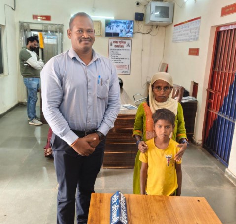 जांजगीर पुलिस/ग्राम बनारी सरपंच की तत्परता से 01 घंटे में गुम बालक को पातासाजी कर उनके परिजनों को सकुशल सौंपा गया