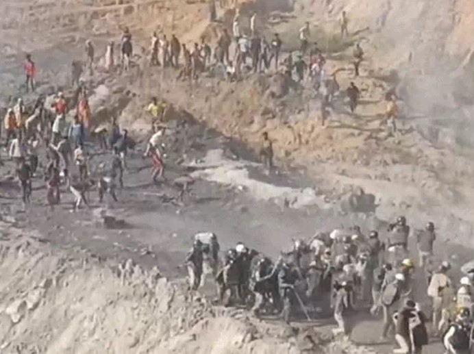 सरगुजा में पुलिस-ग्रामीणों के बीच झड़प, ASP समेत 25 घायल..