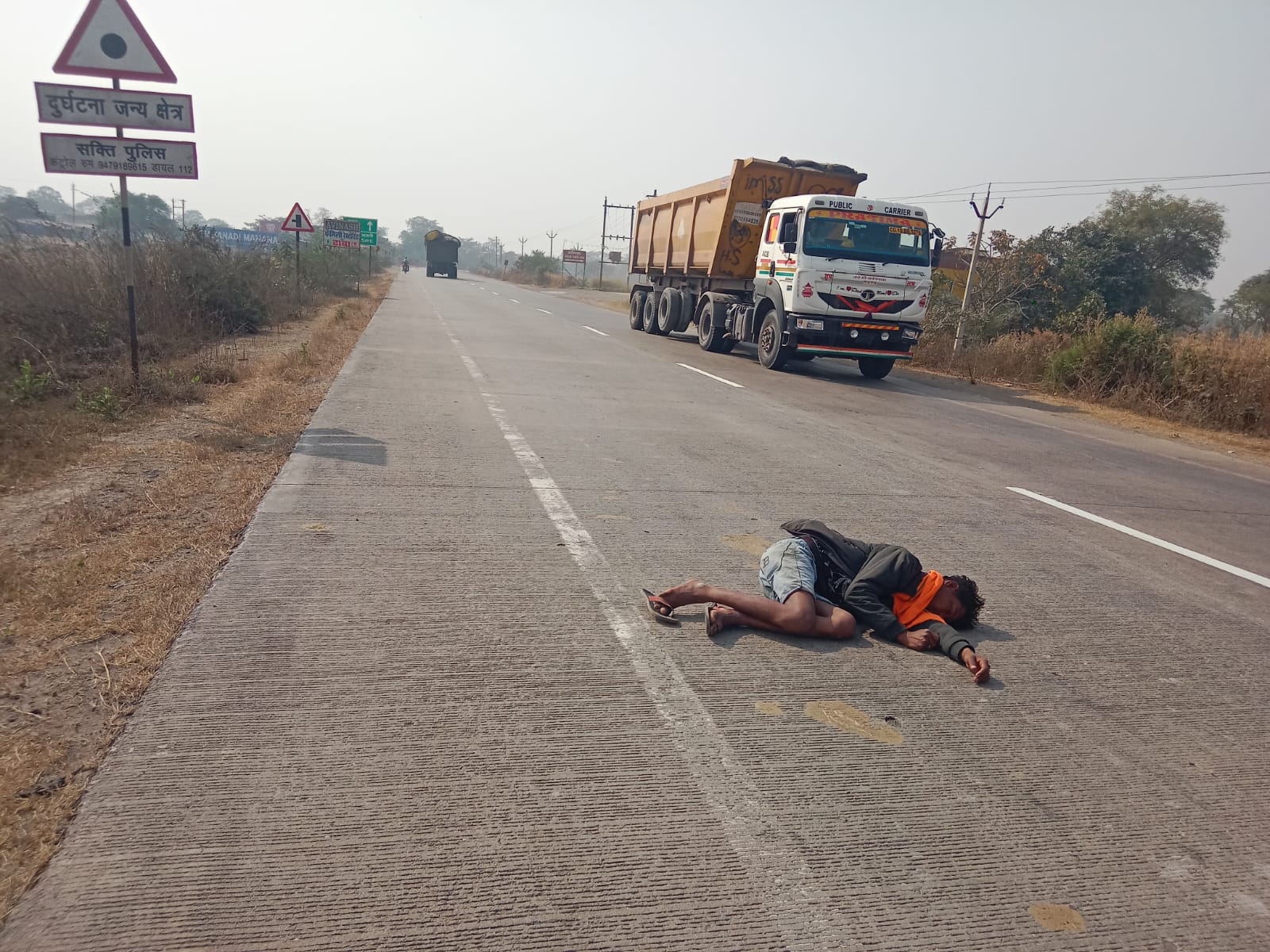 बिलासपुर&ndash;रायगढ़ नेशनल हाईवे 49 पर मानवता शर्मसार, बेसुध पड़े व्यक्ति को नहीं मिली समय पर मदद