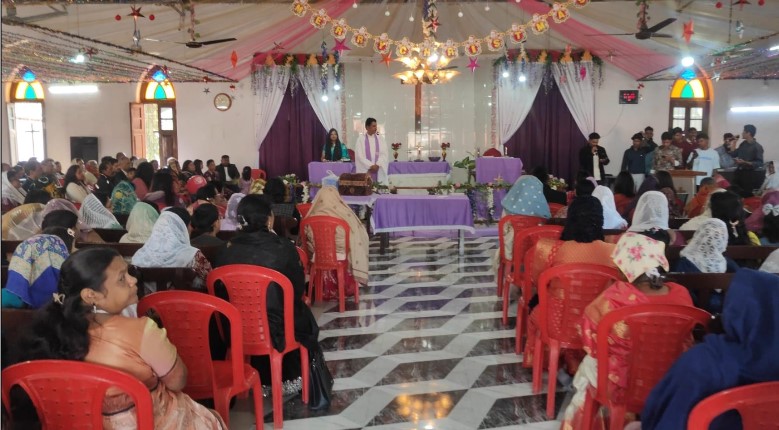 जिले में धूमधाम से मनाया गया प्रभु यीशु मसीह का जन्मोत्सव  ऐतिहासिक चर्च में भव्य आराधना, प्रेम&ndash;शांति का संदेश गूंजा