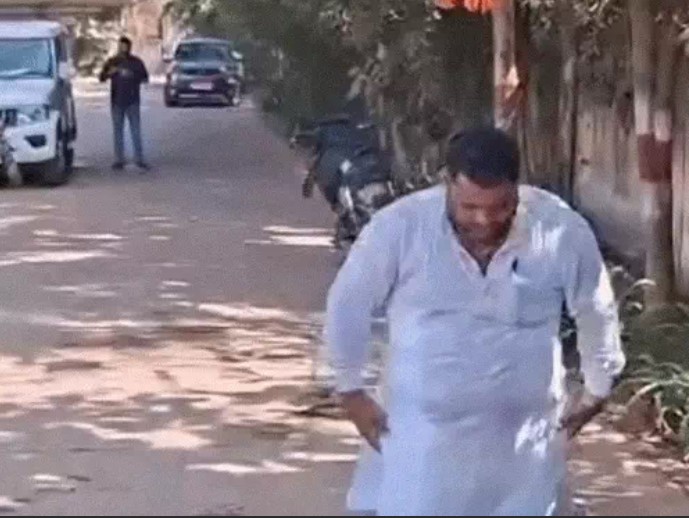 कांग्रेस नेता ने कलेक्ट्रेट में की आत्मदाह की कोशिश.