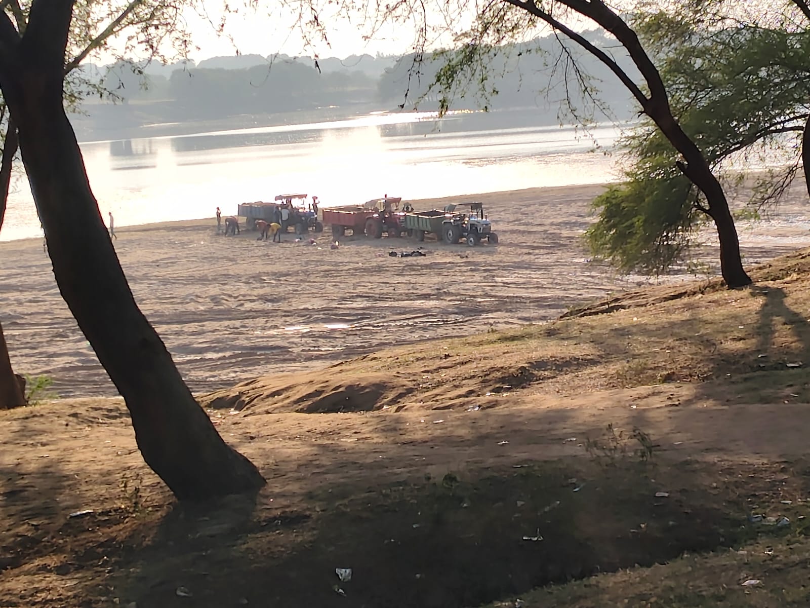 भिलौनी घाट में अवैध रेत खनन का खुला खेल, प्रशासन और ग्राम पंचायत की चुप्पी पर उठे गंभीर सवाल