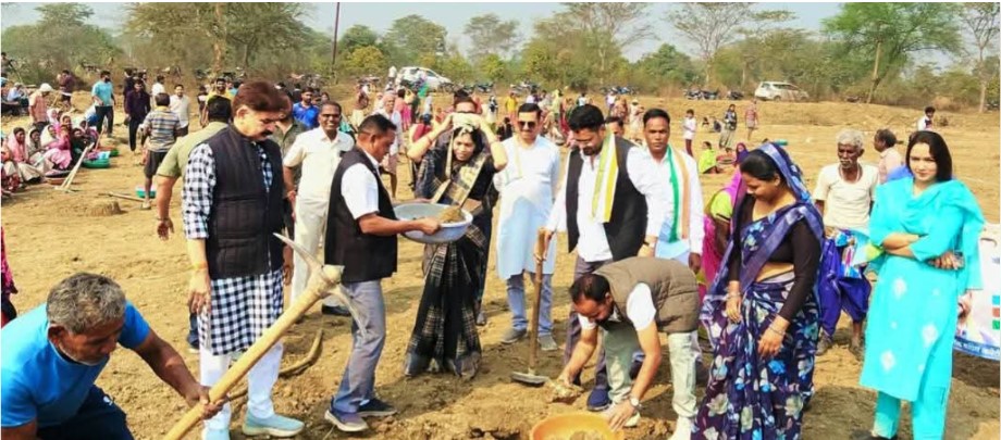 मनरेगा योजना बचाव संग्राम  जन चौपाल मे ताराचंद देवांगन , विधायक उत्तरी जांगड़े व बिनोद भारद्वाज ने केंद्र सरकार पर साधा निशाना