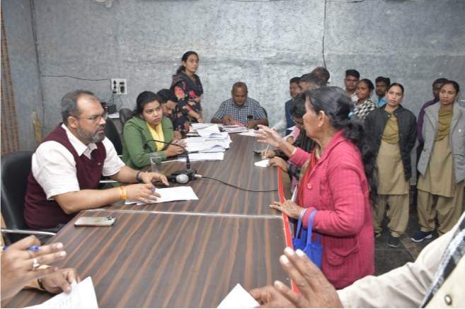 जनदर्शन में राजस्व प्रकरणों की धीमी रफ्तार पर कलेक्टर का एक्शन मोड  एक सप्ताह में सभी लंबित मामलों के निराकरण के निर्देश  राजस्व प्रकरणों में देरी पर कलेक्टर नाराज़, एसडीएम-तहसीलदारों को नोटिस