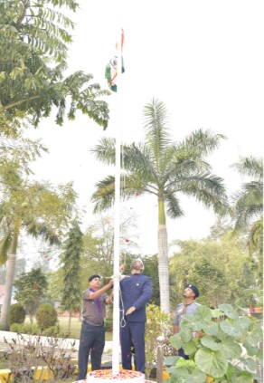 कलेक्टर ने जिला कलेक्टोरेट में फहराया राष्ट्रीय ध्वज, गणतंत्र दिवस की दी बधाई