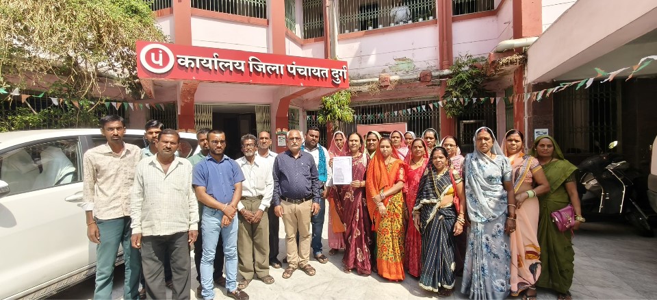 विवादों में रहता है पंचायत सचिव,  पहंड़ोंर के ग्रामीणों ने जिला पंचायत सीईओ को सौंपा ज्ञापन 