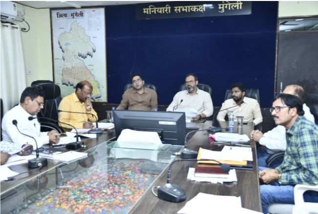 निर्माण कार्यों में लापरवाही पर कलेक्टर सख्त पीडब्ल्यूडी की समीक्षा बैठक में अफसरों को फटकार, नोटिस और वेतन रोकने के निर्देश