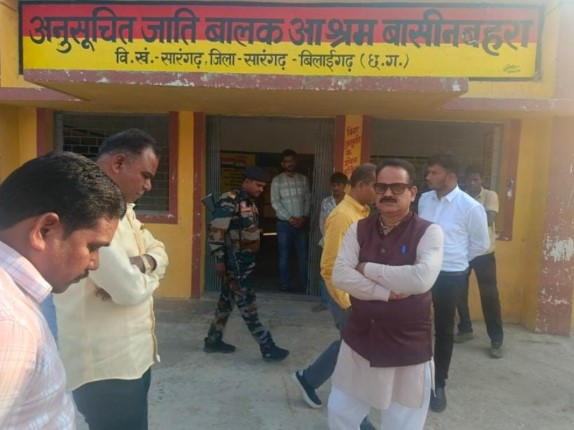 जिला पंचायत अध्यक्ष संजय भूषण पाण्डेय पहुँचे औचक निरीक्षण पर बालक छात्रावास  