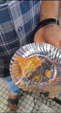 नाश्ते में मिले समोसे से निकली संदिग्ध वस्तु, लोगों में नाराज़गी