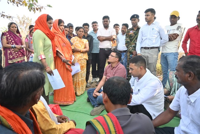 कलेक्टर ने पेड़ के नीचे चौपाल लगाकर सुनी ग्रामीणों की समस्याएं,अधिकारियों को दिये त्वरित निराकरण के निर्देश