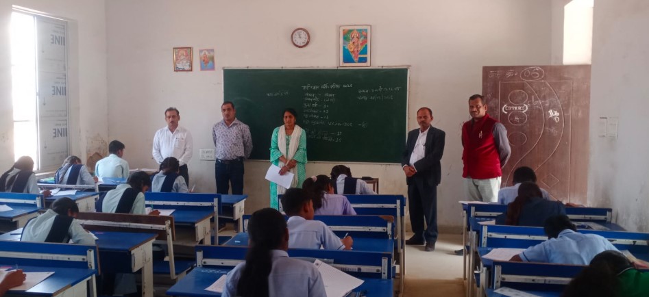 जिला शिक्षा अधिकारी व मंडल सदस्य ने किया परीक्षा केंद्र का निरीक्षण