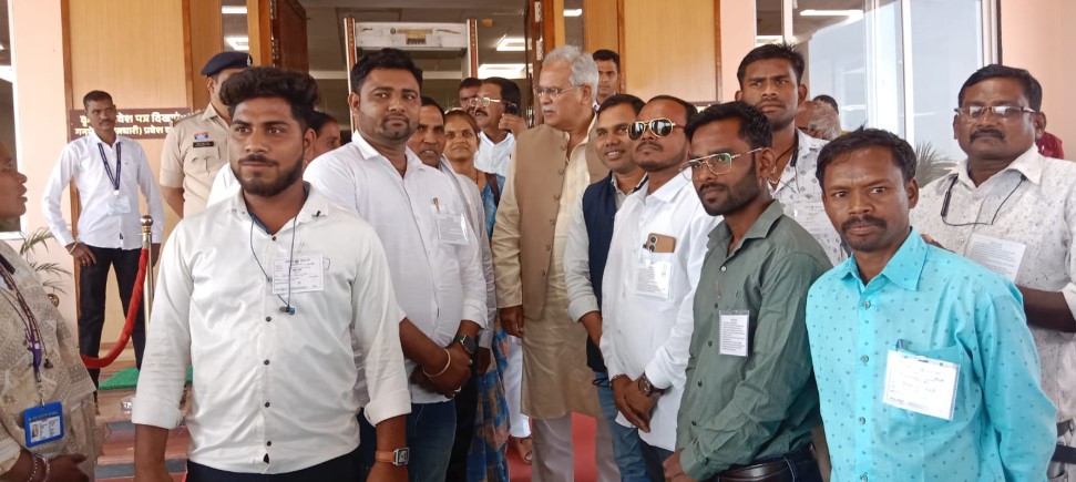 विधानसभा सत्र में विधायको को ज्ञापन देकर जी राम जी पर विषेष चर्चा किया।