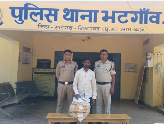 अवैध महुआ शराब पर भटगांव पुलिस की कार्रवाई,20 लीटर के साथ तस्कर गिरफ्तार  