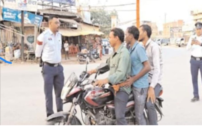 ट्रैफिक उल्लंघन पर लगातार कार्रवाई जारी 4 दिनों में 76 प्रकरण और 35,000 हजार जुर्माना*