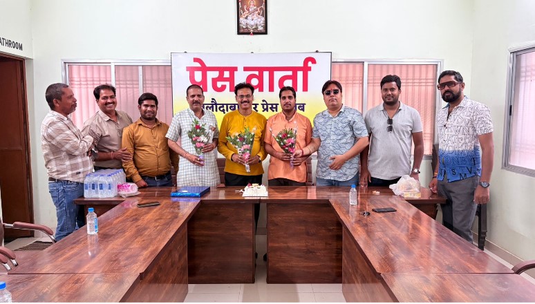 बलौदाबाजार प्रेस क्लब में दिखी एकता और भाईचारे की मिसाल, तीन वरिष्ठ पत्रकारों का जन्मदिन हर्षोल्लास से मनाया गया