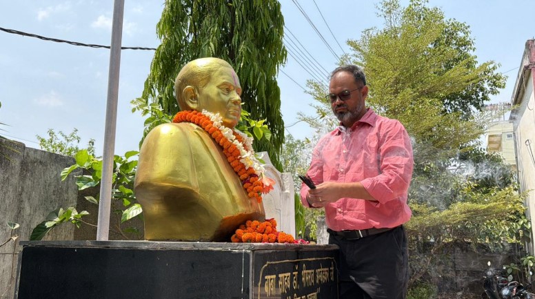 डॉ. अंबेडकर जयंती: कलेक्टर ने डॉ. अंबेडकर की प्रतिमा पर किया माल्यार्पण, समानता और न्याय का दिया संदेश